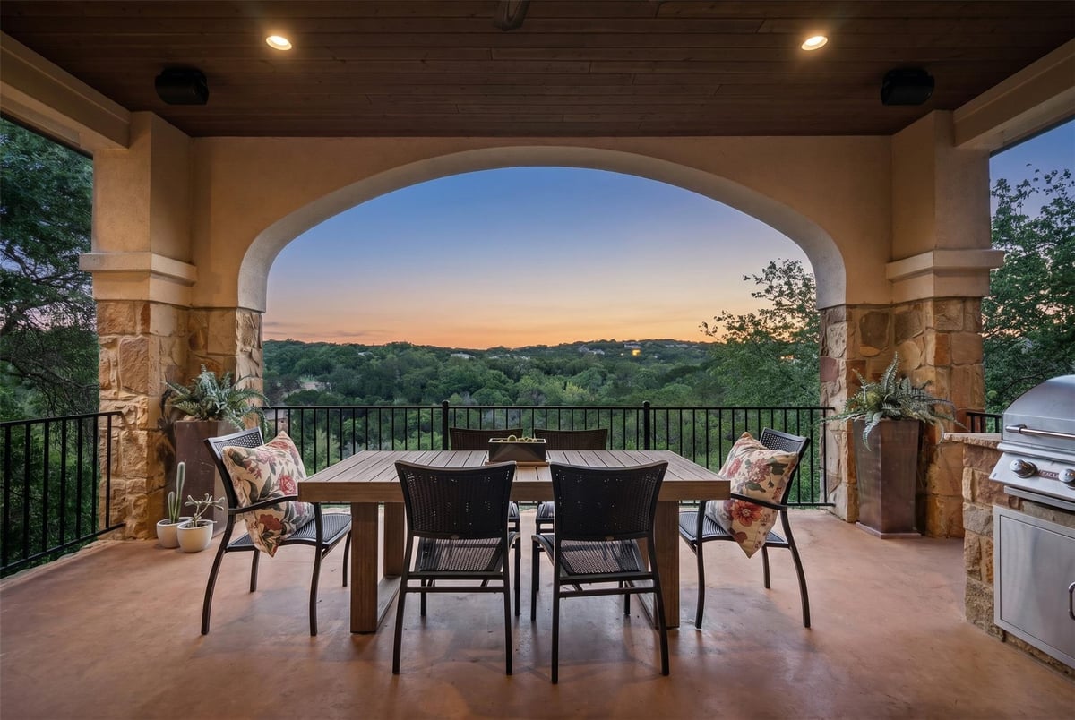 121 Feritti DR - front exterior - Luxury home in Rough Hollow East Rim, Lakeway, TX